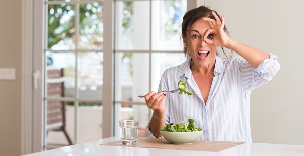 Woman eating a healthy salad for healthy eyes